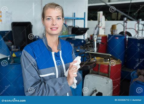 Female Mechanic Fixing Car Stock Photo Image Of Fixing 223326712