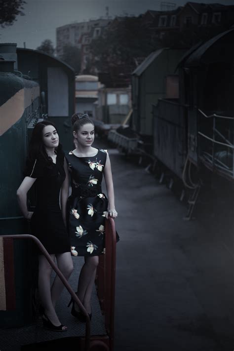무료 이미지 사진 작가 전망 기차 초상화 모델 청소년 매거진 어둠 유행 검은 단색화 헤어 스타일 드레스 퀸 아름다움 아름다운 영상 자세