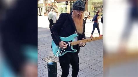 He is an actor and composer, known for armageddon (1998), battleship (2012) and meren raivo (2000). BILLY GIBBONS (ZZ TOP) joue incognito dans la rue ...