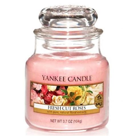 It's unlike any other fruity candle we've smelt, with notes of starfruit and vanilla and ginger for good balance. Top 10 Best Selling Yankee Candle Scents By Review Scores