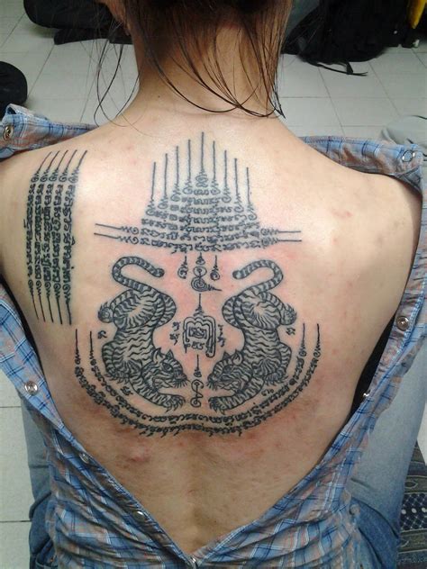 Thai Tattoo Images And Designs Tatuaje Tailandés Tatuaje De Tigres Tatuajes En La Espalda
