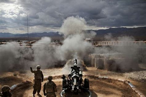 An afghan national army soldier surveying atop a humvee; Guerra in afghanistan 2 - Dago fotogallery