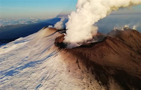Un aeroporto è la porta di una grande città come catania dove milioni di passeggeri, soprattutto stranieri, fanno capolino per poi. Etna, aeroporto Catania resta chiuso: ceneri e lapilli ...