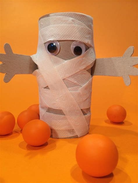 Mumie Aus Einer Papprolle Und Toilettenpapier Für Halloween Basteln