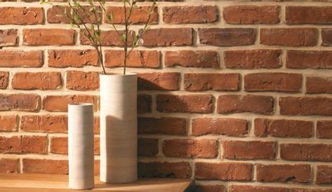 La colle sans clou ni vis est très bien pour coller des tasseaux. Tuto vidéo : comment créer un mur imitation brique rouge ? | Mur brique, Brique rouge, Brique