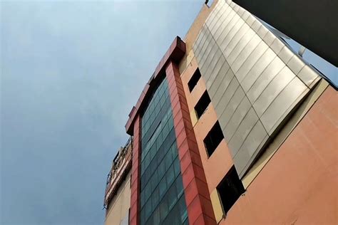 Gedung Bekas Ramayana Koja Terbengkalai, Kaca Berjatuhan Membahayakan