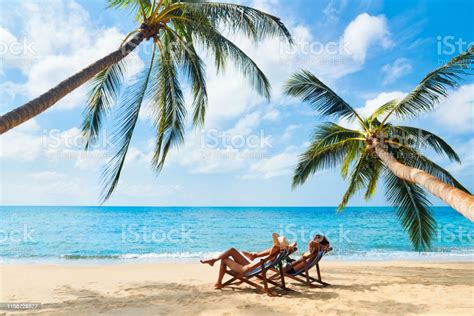 열대 섬에서 아름다운 바다를 즐기는 해변에서 휴식을 취하는 커플 해변에 대한 스톡 사진 및 기타 이미지 해변 커플 해변