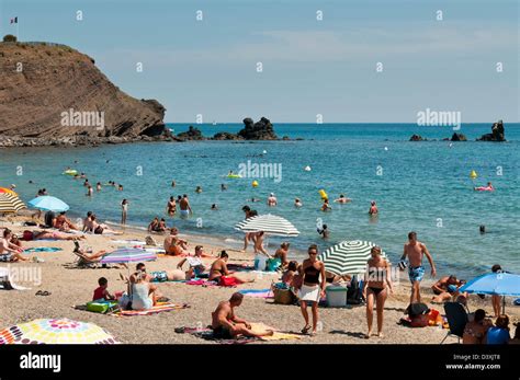 Menschen Am Strand Cap D Agde H Rault Languedoc Roussillon Frankreich Stockfotografie Alamy