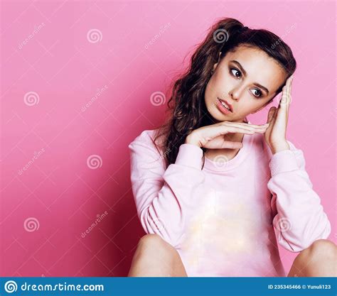 jovencita linda adolescente emotiva posando sobre el estilo de vida de la moda de fondo rosa la