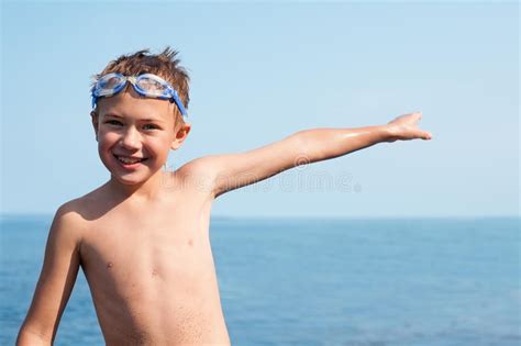 El Muchacho Alegre Muestra Su Mano Hacia El Mar Foto De Archivo Imagen De Muchacho