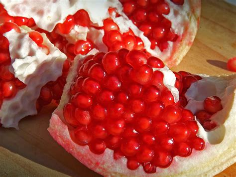 Manfaat buah delima yang jangan sampai terlewat yaitu melindungi tubuh dari sengatan matahari. Khasiat Buah Delima bagi Kesehatan - Aku Buah Sehat