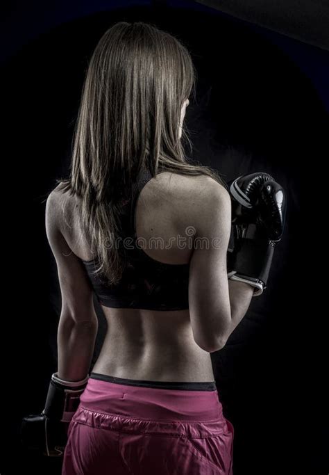 Cuerpo Atleta Fuerte De La Mujer Con Los Guantes De Boxeo Imagen De Archivo Imagen De Persona