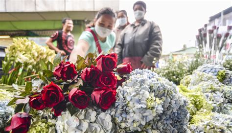 Pasar bunga rawa belong sepi pembeli saat valentine di tengah corona NUSABALI.com - Penjualan Bunga Di Pasar Rawa Belong Menurun