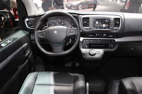 Yeni peugeot expert traveller ürün gamı ortalama 140 g/km co2 emisyon ve 5,4 l/100 km tüketim olmak üzere sınıfının en iyi değerine imza atıyor. Prix Peugeot Traveller : les tarifs du nouveau van ...