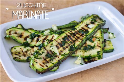 Lo squisito sformato di zucchine al forno si prepara lavando e privando delle estremità le zucchine, sminuzzandole e trasferendole in una ciotola assieme a ricotta, uova, parmigiano, sale e pepe. zucchine-marinate