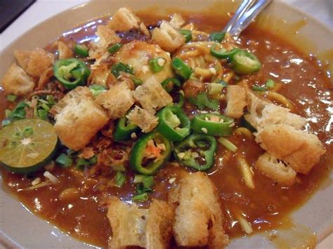 Resepi mee rebus udang adalah hidangan tempatan popular terdiri daripada hokkien mee (mi kuning tebal) dalam sup tulang daging dan stok udang diperbuat daripada kepala udang dan kerang, dan dihias dengan taugeh, hirisan daging dan udang, dan kangkong (convulvus air). Mee Rebus | Resepi: Noodles / Mee | Pinterest