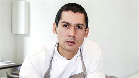 Ο chef σωτήρης κοντιζάς ποζάρει πλάι και στα τρία παιδιά του εικόνα. Σωτήρης Κοντιζάς: Μιλάει για πρώτη φορά για το πρόβλημα ...
