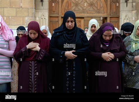 la mujer musulmana egipcia orando al final del mes de ayuno santo ramadán en la mezquita de