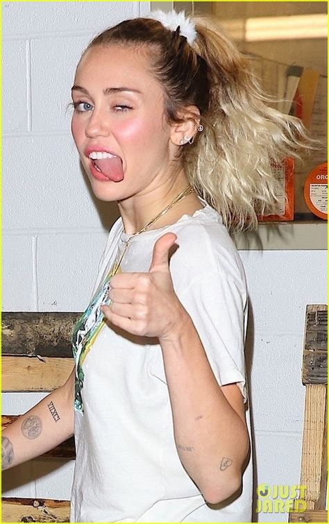 Miley Cyrus Flashes Her Tongue And A Peace Sign Ahead Of Snl Photo 3982137 Miley Cyrus