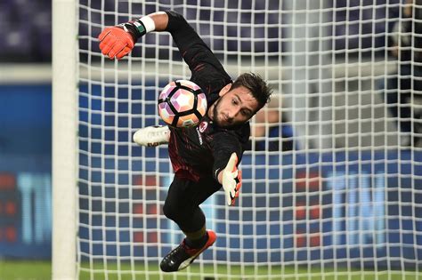 Jurnalis italia sekaligus pakar transfer, fabrizio romano, menyatakan donnarumma telah menyetujui kontrak hingga 2026 dari psg. Non solo Donnarumma, al Milan il rebus dei giovani ...