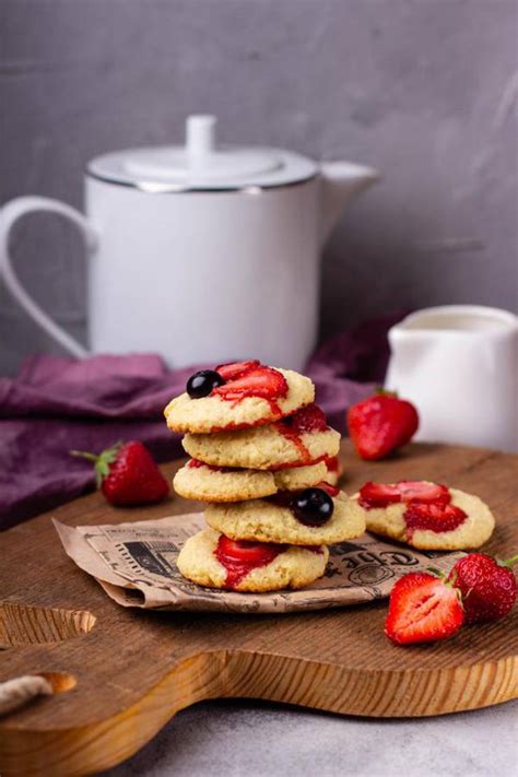 Mix oats, peanut butter, honey, coco. BEST Keto Cookies! Low Carb Keto Strawberry Cookie Idea