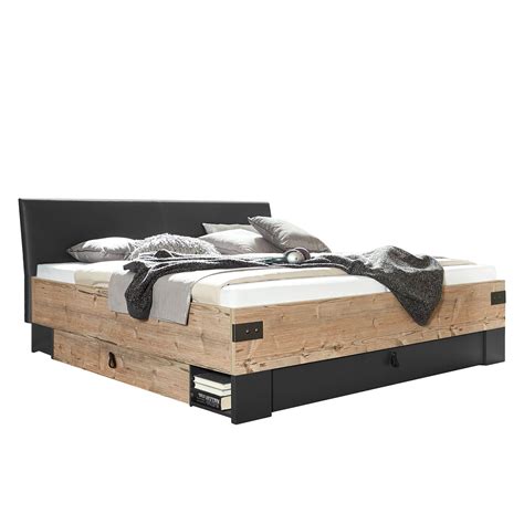 Puoi scegliere un modello con schienale, per avere un comodo sostegno, oppure una panca salvaspazio che si nasconde sotto al tavolo quando non serve. Letto Stockholm Acquista | home24