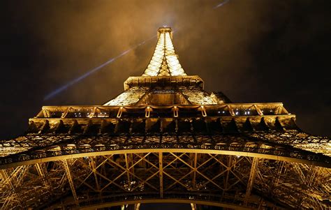 An original light show by zevs will bring the eiffel tower to life for the ville de paris' nuit blanche 2018. Dans les coulisses de la Tour Eiffel - Culturez-vous