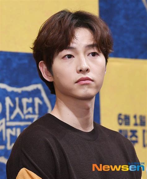 Being a good looking and handsome man, song joong ki is the heart throb of many young ladies. Song Joong Ki begins filming for his new movie ~ Netizen Buzz