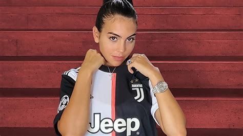 How much does cristiano pay to georgina? Georgina Rodríguez empina bumbum gigante com fio dental ...