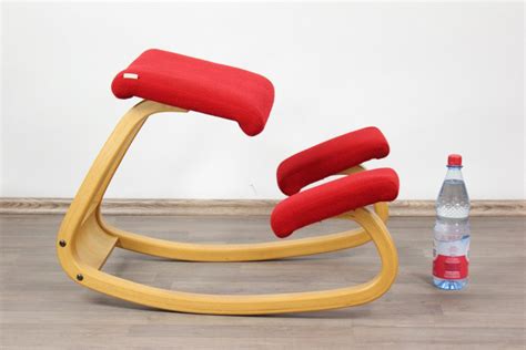 The iconic tripp trapp® was the first chair of its kind when designed by peter. Knie Stuhl Stokke Balans Variable Peter Opsvik Gesundheits ...