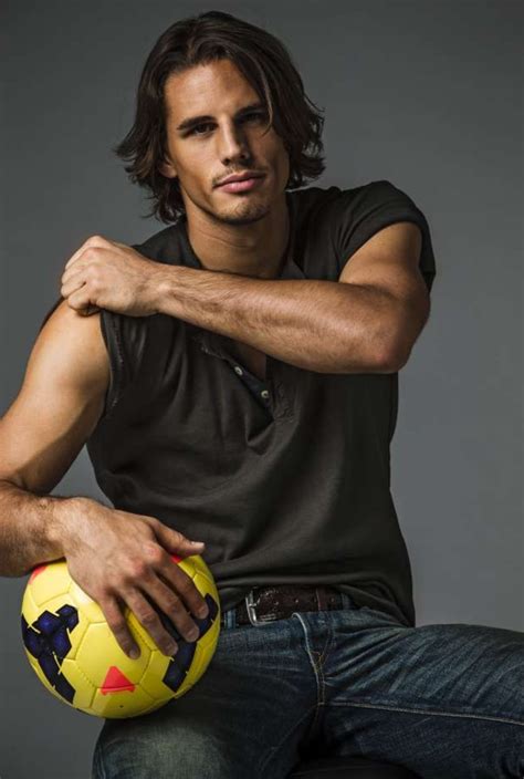 He is not dating anyone currently. Classify Swiss Goalkeeper, Yann Sommer