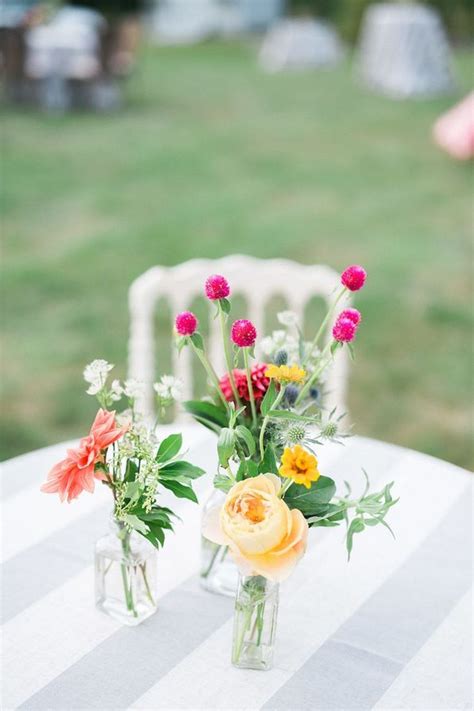 35 Lovely Bud Vase Centerpiece Decor Ideas For Your Dining Table