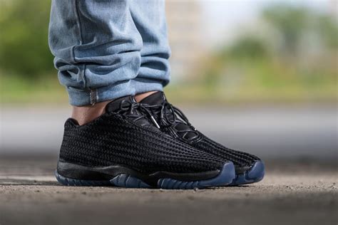 Sculpted in a high top silhouette, the sneaker appeared similar to the nike air dunk with minor differences. 新聞速報 / Air Jordan Future Low 'Gamma Blue' - KENLU.net