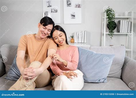 Joven Asiático Casado Pareja Feliz Sonriendo Y Sentado En El Sofá En La Sala De Estar En Casa
