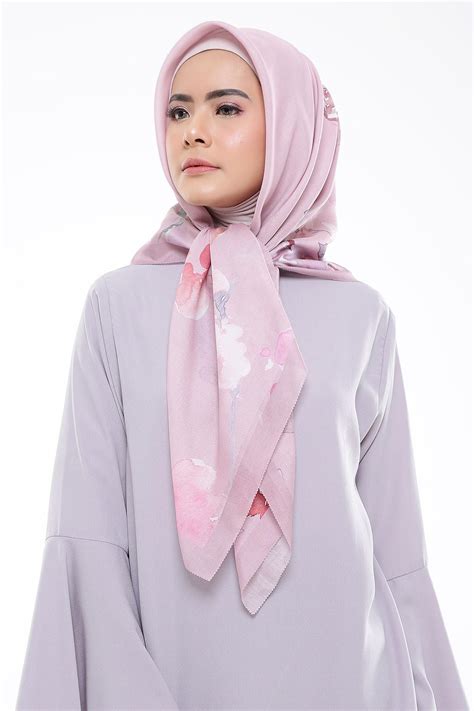 Pada artikel ini saya tambahkan 2 poin yaitu warna pink dan ungu, kedua. Jilbab Untuk Baju Warna Merah Marun - Hijab Casual