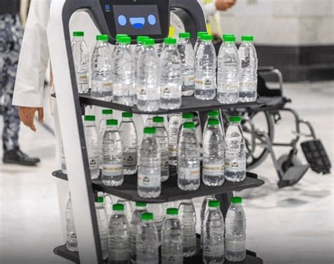 ویدئو ربات‌هایی که در مسجد‌الحرام آب زمزم میان زائران توزیع می‌کنند