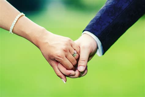 Menurut bapa kepada pengantin lelaki, berkahwin di usia muda adalah tradisi dalam keluarga mereka. KAHWIN SEMASA BELAJAR ? | RahmanIsmail.Com