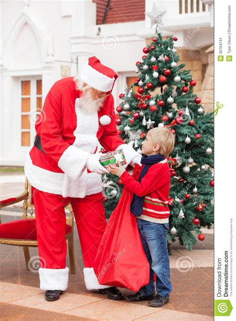 Santa Claus Giving Present To Boy Stock Afbeelding Image Of Lengte