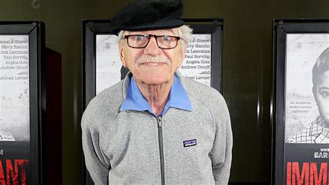 Das leben der ehemaligen regierung agent bryan mills bricht zusammen, als er des mordes beschuldigt. RIP: Schauspieler Seymour Cassel ist mit 84 Jahren verstorben