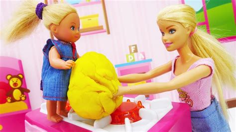 Барби готовит домашнее задание для Штеффи Видео для девочек Youtube