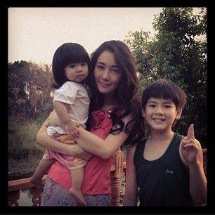 วันเฉลิม ลูกคนแรกของลำยอง เป็นลูกชายที่เกิดกับสันต์ รับบทโดย น้องเมลิค เอเฟ่ ไอย์กูน (วันเฉลิมรุ่น 1) น้องแม็ค ณัฐพัชร์ นิมจิรวัฒน์ (วันเฉลิม. ลำยอง ทองเนื้อเก้า พี่นุ่น ใหม่ล่าสุด!!!