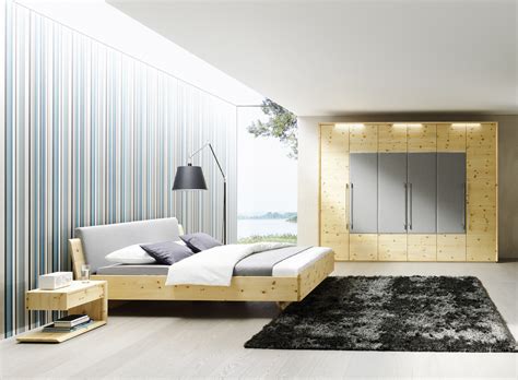 Das helle, freundliche zirbenholz hat einen unverwechselbaren charakter und duftet wie kein anderes holz. Hell, freundlich und gesund - Schlafzimmer in Zirbenholz ...