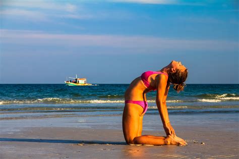 These beach yoga photos will get you through winter. #yoga #beachyoga #camelpose #yogagirl #summer | Yoga girl ...