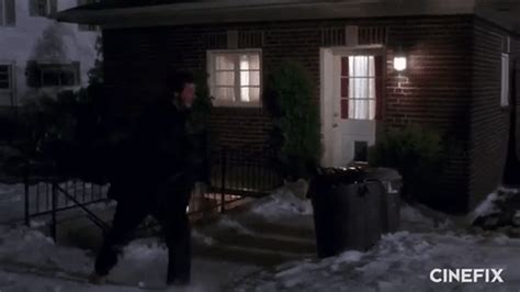 Then, kevin discovers about two burglars, harry (joe pesci) and marv (daniel stern), about to rob his house on christmas eve. Home Alone - bet you never noticed this before! | Metro News