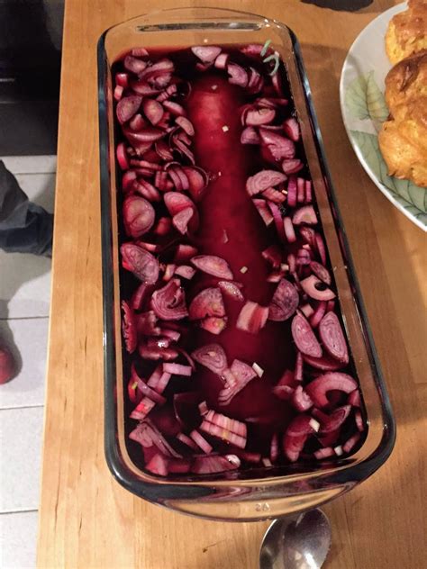 Saucisson cuit au vin rouge