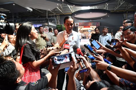Ucapan dari sejumlah tokoh membanjiri lini masa di media sosial. Dapat Kejutan Ulang Tahun Ke-58, Presiden Jokowi: Berharap ...