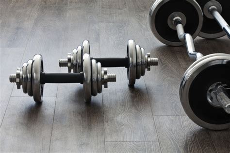 Pros & Cons: Free Weights vs. Machines - Simply Gym