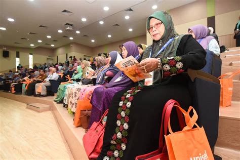 Si vous voulez connaître le mot luar negara en français, vous trouverez ici la traduction, de même que d'autres traductions du malaisien vers le français. Wanita Tonggak Utama Institusi Kekeluargaan - UNISEL ...