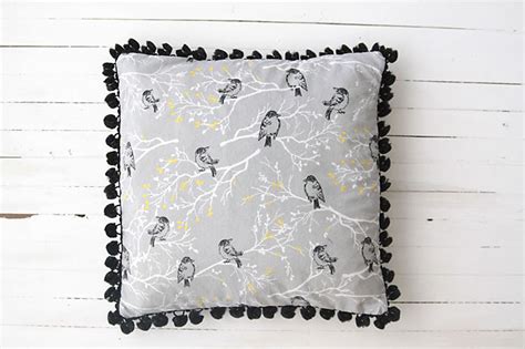 3/4 yard for a 19×19″ pillow). DIY decorative throw pillows sewing tutorial - It's Always Autumn