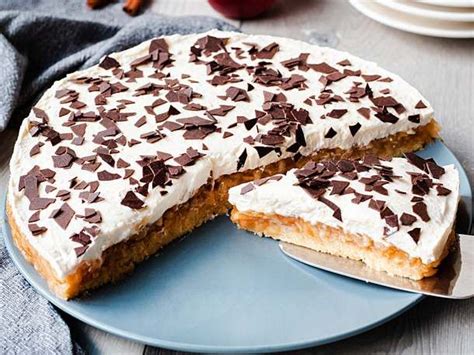 In der konsistenz erinnert der kuchen eher an einen auflauf, wenn sie ihn aus dem ofen holen. Schwedische Apfeltorte Rezept | LECKER in 2020 | Kuchen ...